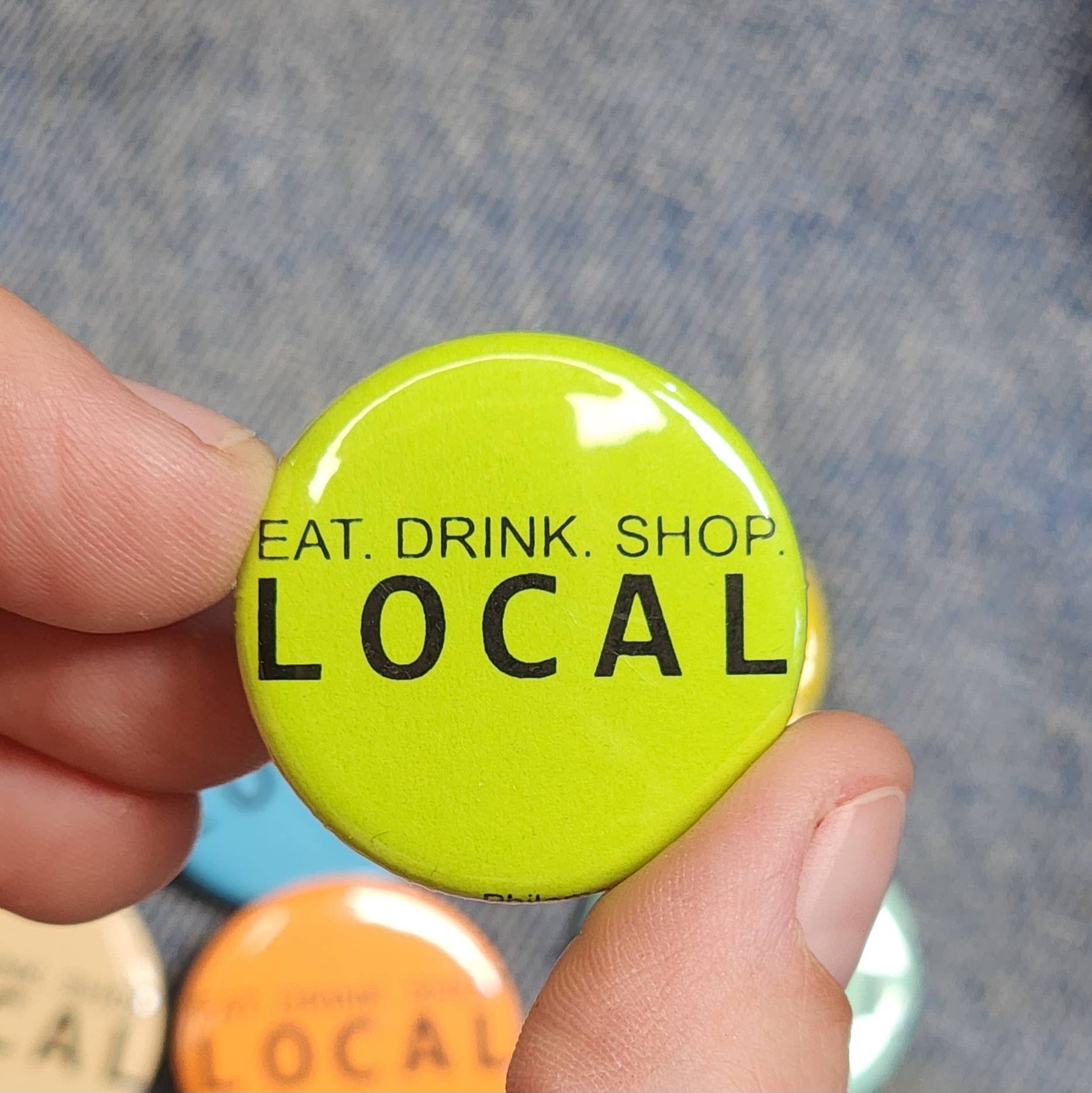 Hardworking Stoner - Vendita all'ingrosso Portachiavi - Unisex - MANGIARE. BERE. NEGOZIO. LOCAL - pulsante o portachiavi