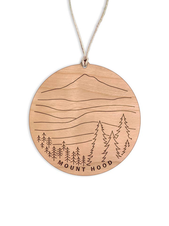 Mont. Décoration de Noël ronde à capuche pour la vente par Forever Northwest