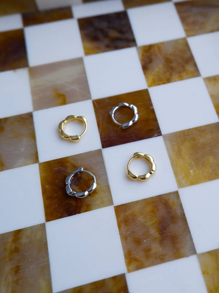 Ella créoles festonnées pour la vente par Hunter & Hare