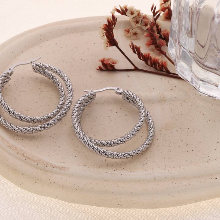 Sølvfarvede creoler med dobbelt teksturerede ringe for engroshandel hos joya