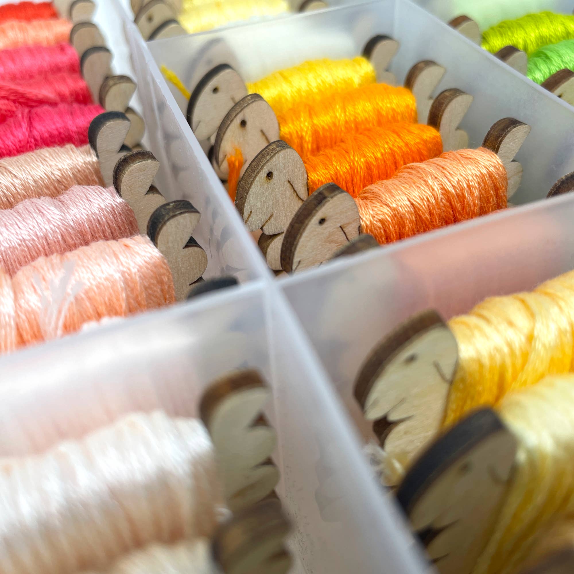 Embroidery and Sage – wholesale Material för broderi/korsstygn – NYHET! Nordic Sheep trådrullar i trä - Set med 102