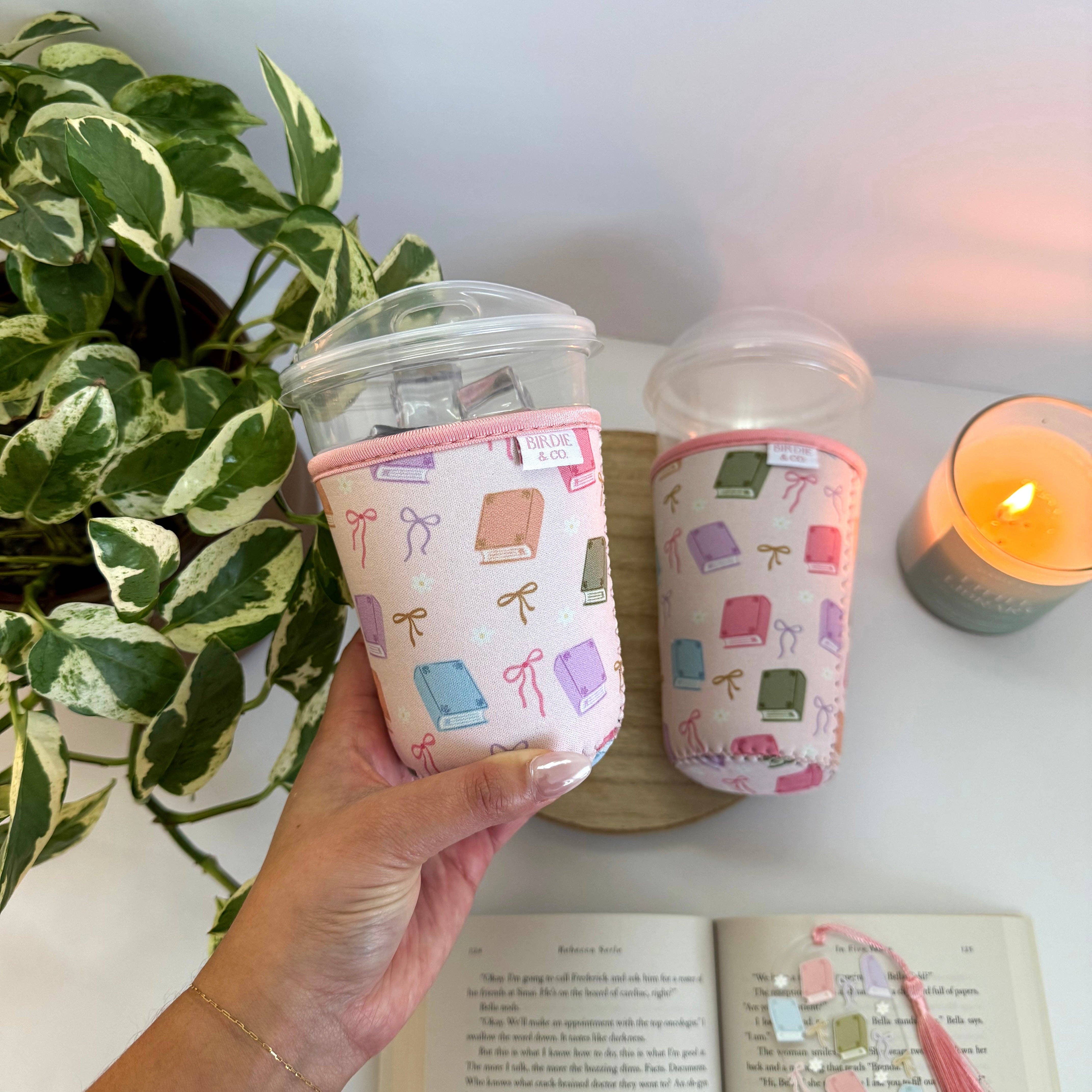 Birdie & Co. - Vente Housses de boisson - Manchon à café glacé pour amateur de livres pastel – Manchon à boisson tendance1