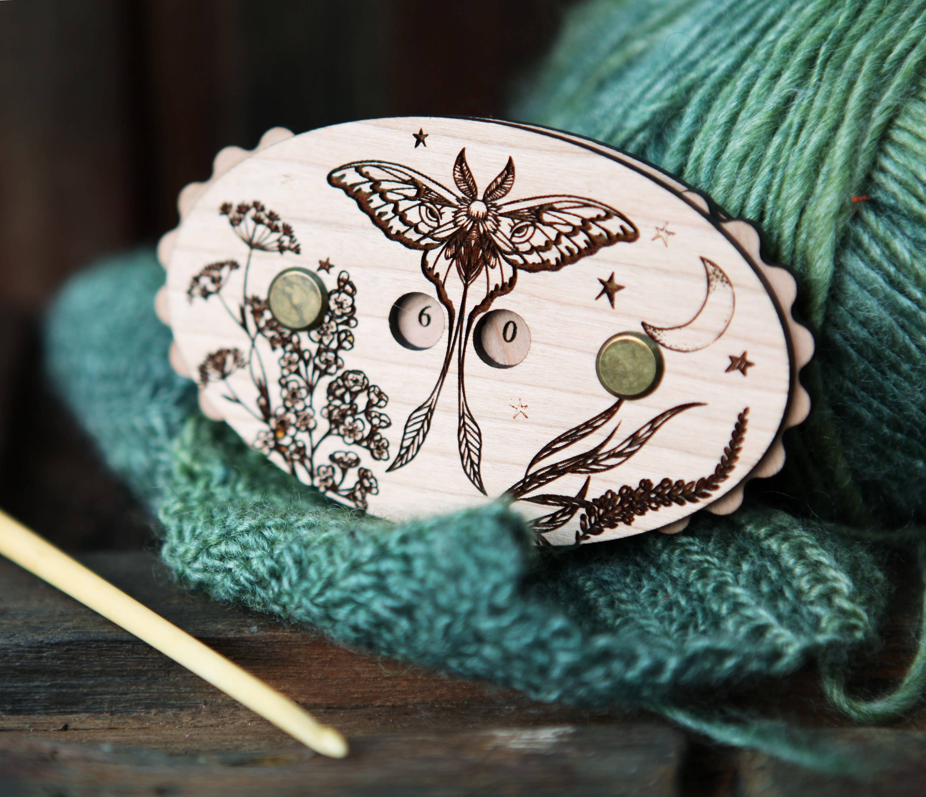 Sunrise Grove - Vente Accessoire de tricot/crochet - Comptoir à tricoter Luna Moth en bois de cerisier avec étoiles et lune1