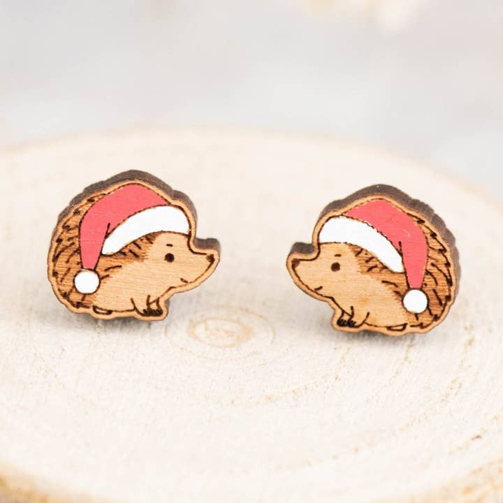Boucles d'oreilles en bois Hérisson en chapeau de Père Noël - PEL10161 pour la vente par Robin Valley