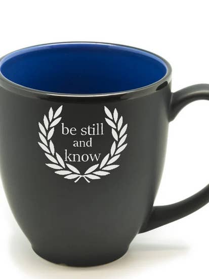 Be Still and Know Crest mat sort keramisk bistrokrus for engroshandel hos MK Designs