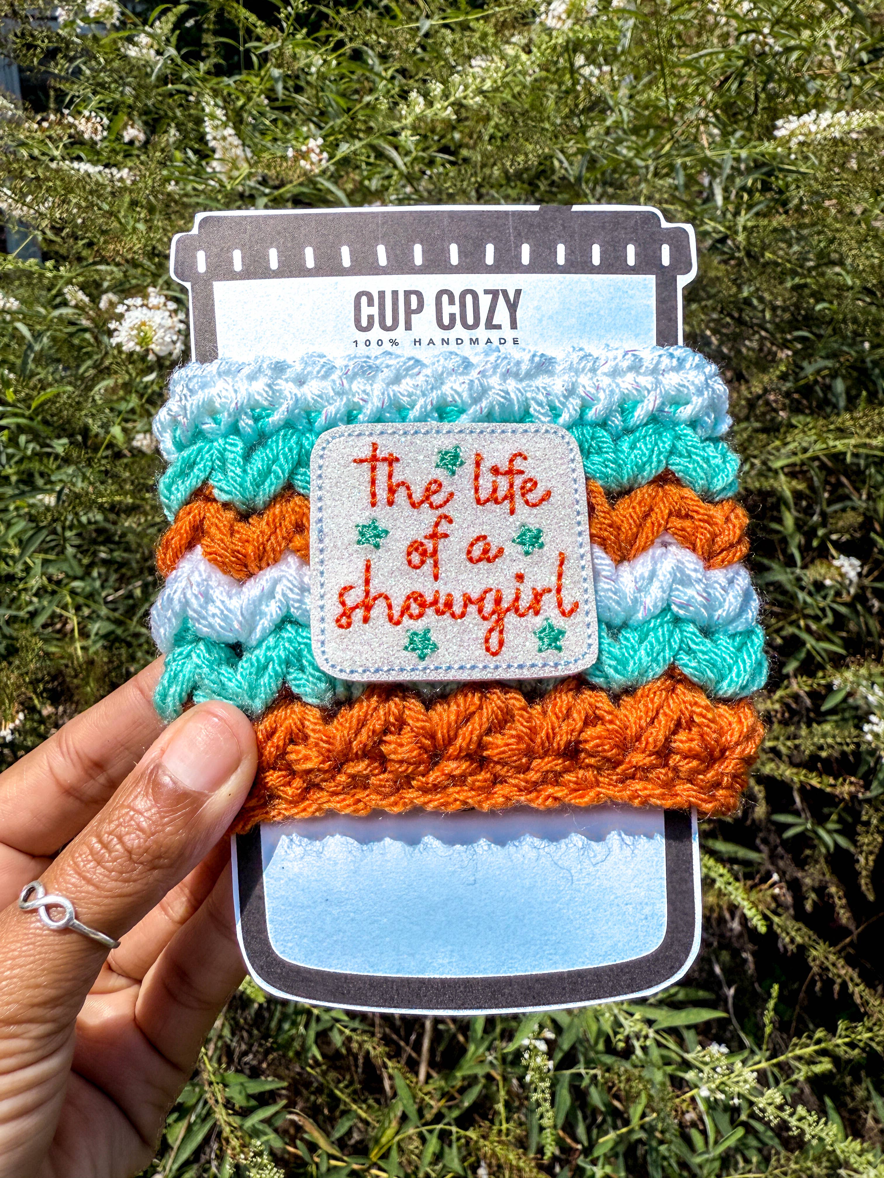 WanderlustBee - Vendita all'ingrosso Rivestimenti per bottiglie e lattine - La vita di una showgirl Cup Cozy - Regalo del tour Eras - Swift2