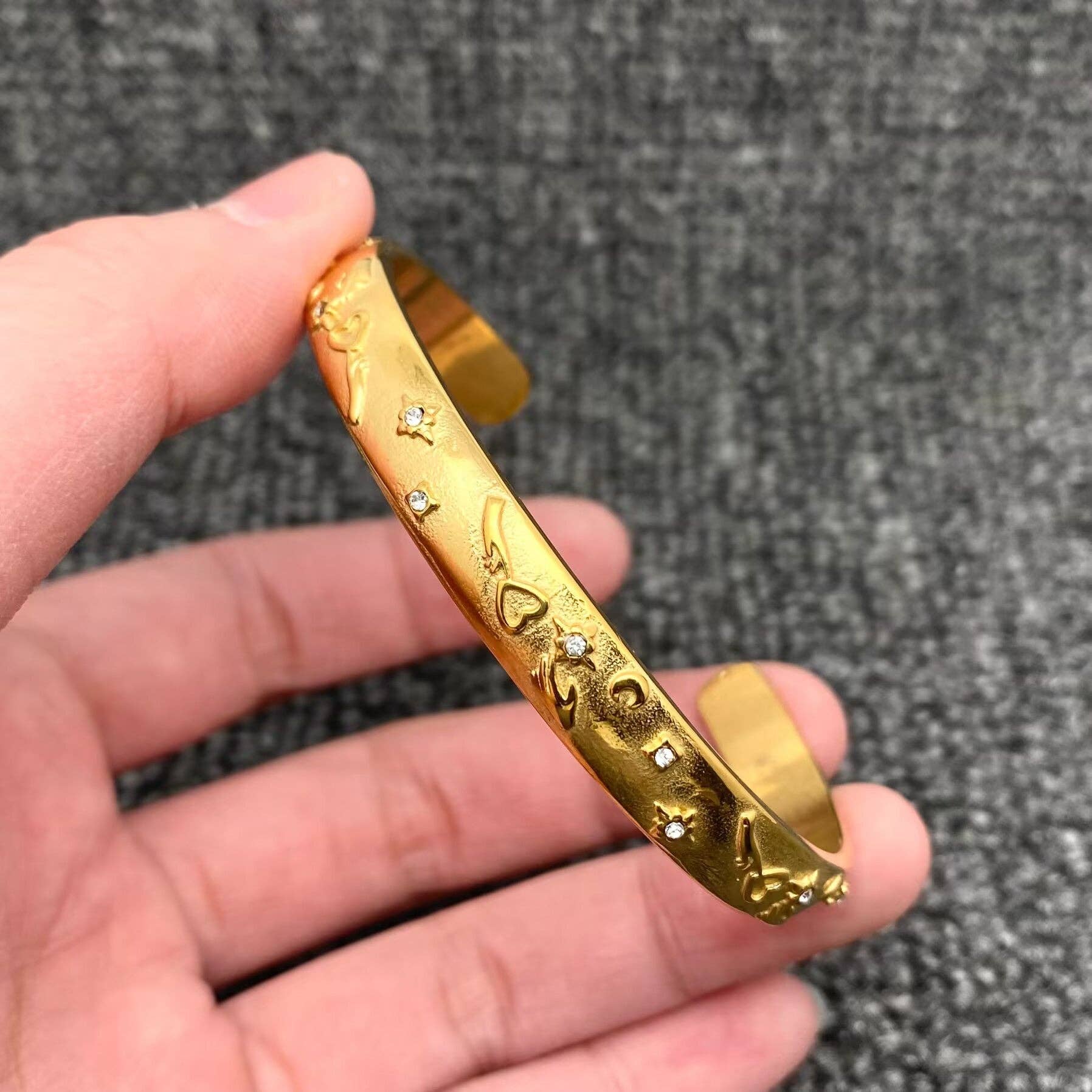 Mio Queena - Vendita all'ingrosso Bracciale a polsino - Bracciale rigido stile tarocchi in acciaio inox placcato oro 18K - FGS/MS24