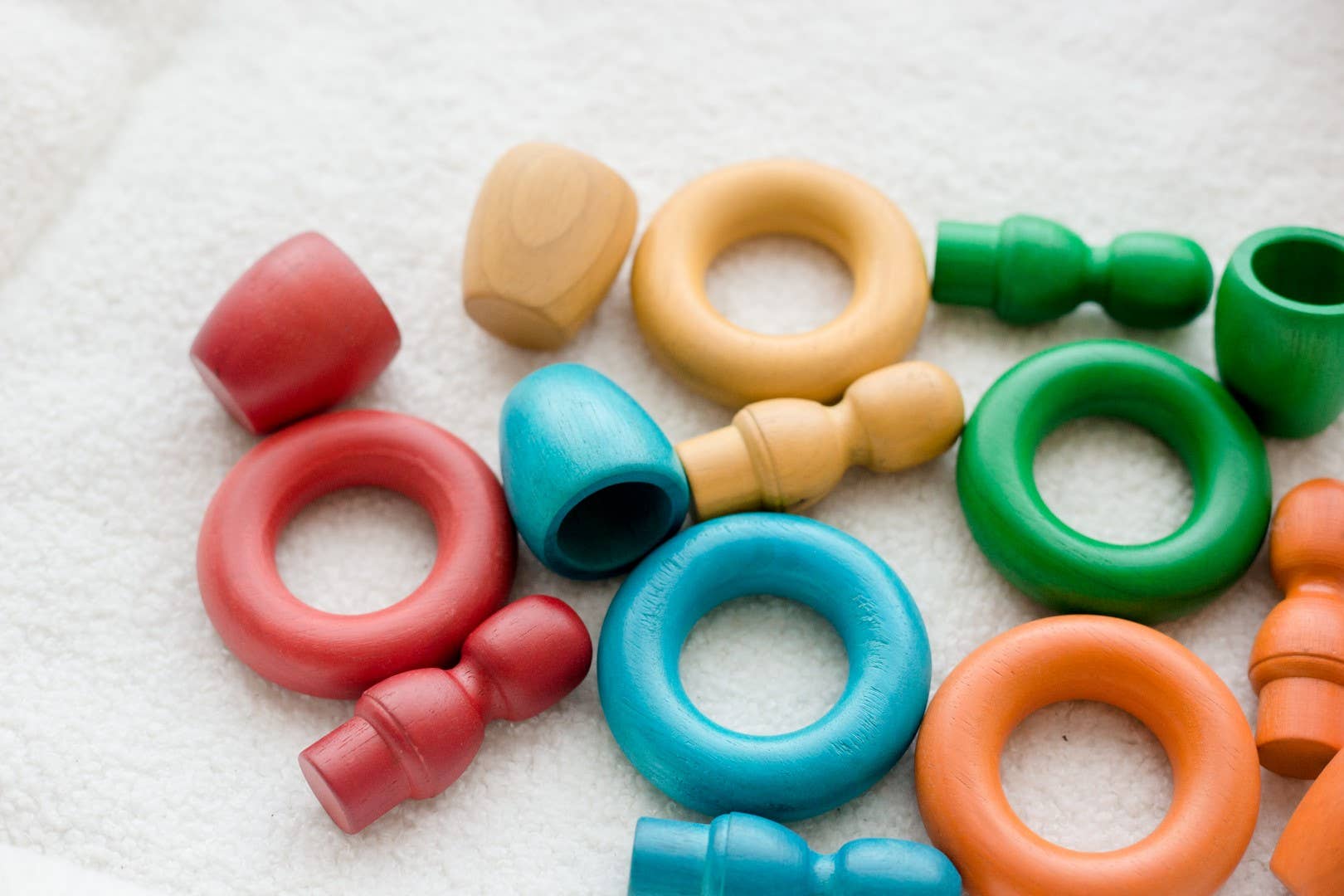 Q Toys – Großhandel Spielzeugset – Kinder – Rainbow People Becher und Ringe2