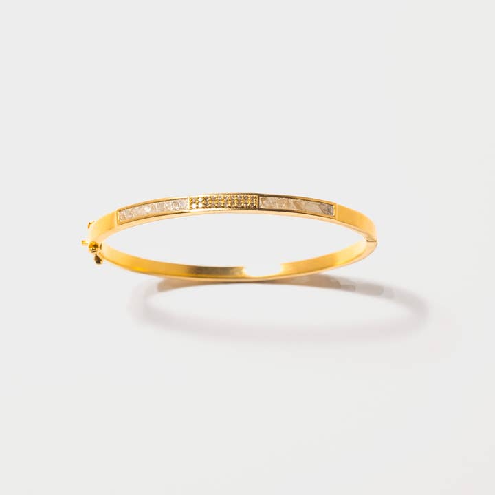 Bracelet jonc Kangra en vermeil doré pour la vente par Shana Gulati Jewelry