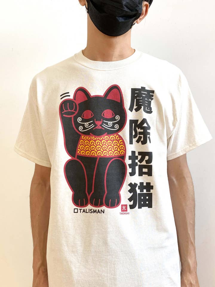 Popkiller Artist Series Taigashi Amulet Lucky Cat Sort Klassisk T-shirt for engroshandel hos Popkiller