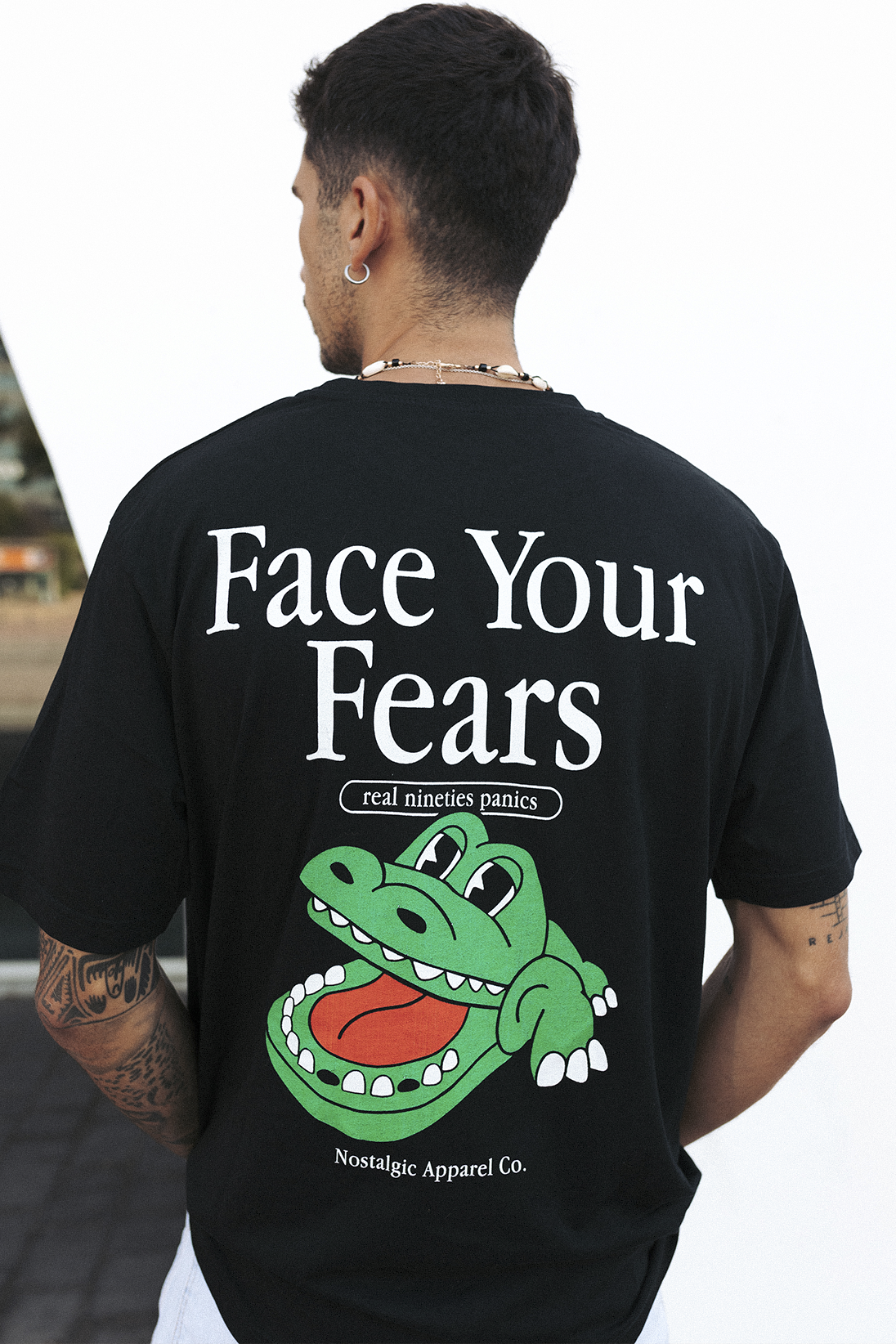 Nostalgic Apparel – Großhandel T-Shirt mit Siebdruck – Unisex – Face Your Fears | Schwarzes T-Shirt1