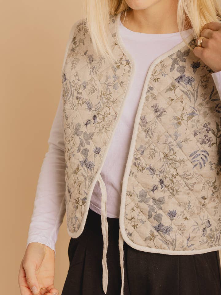 Gilet matelassé Mabel pour la vente par The Adorn Co.