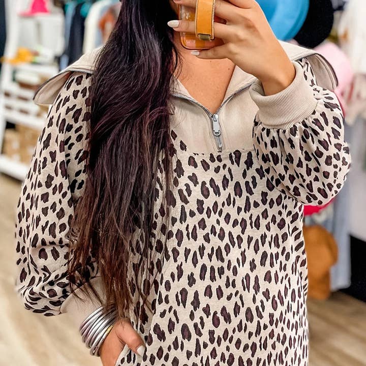 Kaki luipaardprint jurk met ritssluiting, kraag en patchwork in shiftstijl. en andere Verkleedkleren wholesale inkopen. Gratis retourzendingen en een 60-dagen netto betalingstermijn op Faire.com trends op Faire.