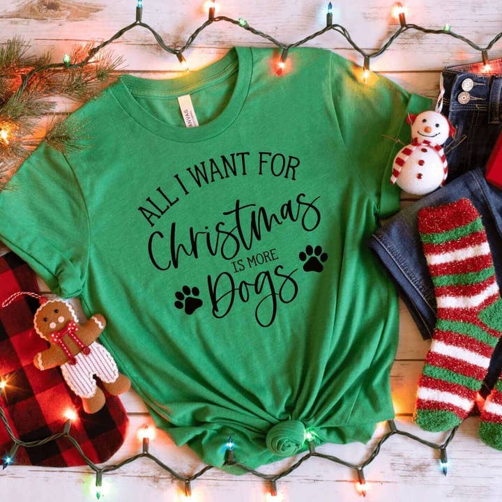 Tout ce que je veux pour Noël, c'est plus de chiens Tee pour la vente par Uppercrufts, LLC