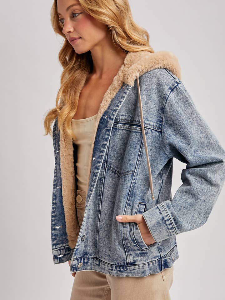 Bluivy – wholesale Jeansjackor – Dam – Knäppt jeansjacka med fuskpäls och huva12