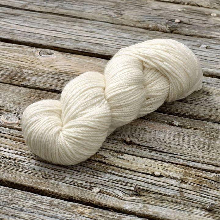 Ufarvet Garn: Superwash Merino DK Strikkegarn for engroshandel hos Rooster Yarns