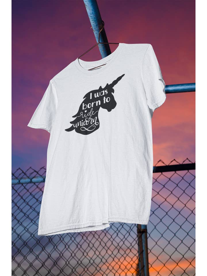 Shaka Brands - Vendita all'ingrosso Maglietta serigrafata - Unisex - Shaka Brands | Magliette Grafiche | Sono Nato Per Cavalcare Unicorni T-Shirt