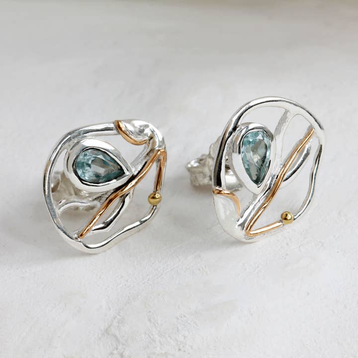 Orecchini a bottone in topazio blu fatti a mano, argento Sterling per la vendita all'ingrosso da parte di Banyan Jewellery