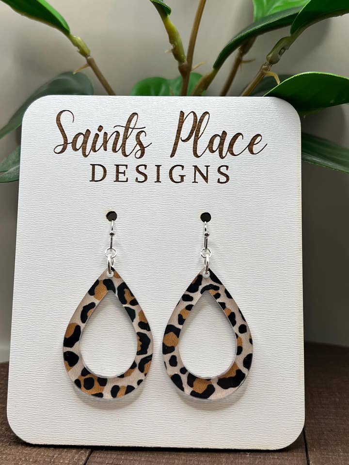 Pendientes boho colgantes en forma de lágrima con estampado de leopardo para mujer para venta al por mayor de Saints Place Designs