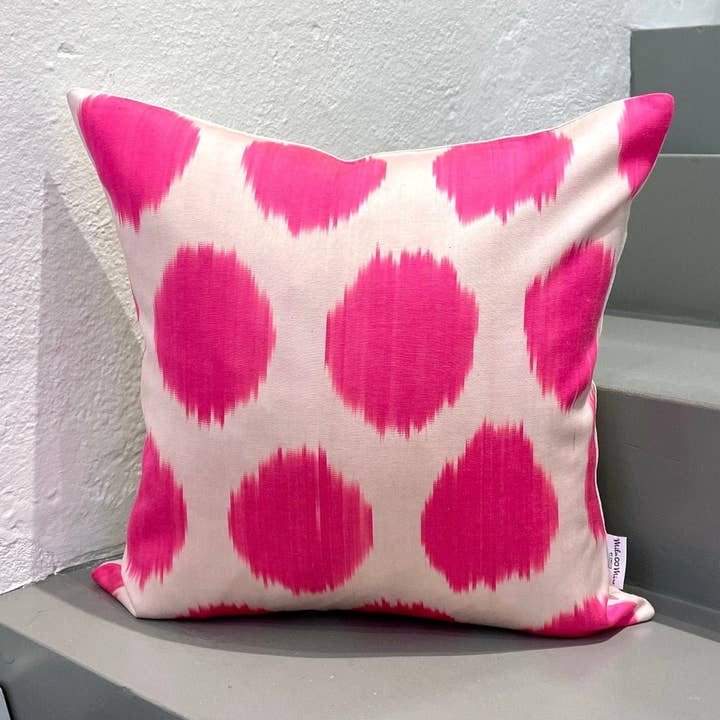 Coussin ikat en soie rose fluo | Coussin ikat en soie rose fluo pour la vente par Mila∞Miro by Emelie