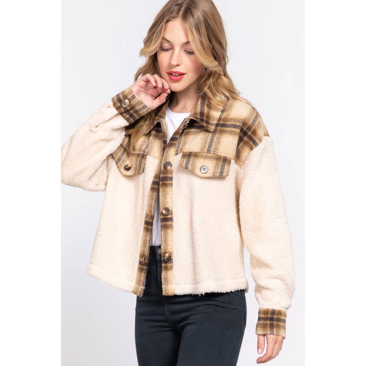 VESTE BOUTONNÉE EN FAUSSE FOURRURE CONTRASTANTE À CARREAUX pour la vente par Paperdoll