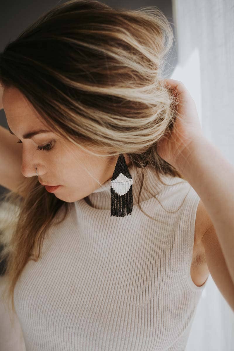 Fair + Simple – Großhandel Quasten-Ohrring – Perlenstickte Fransenohrringe in Concha2