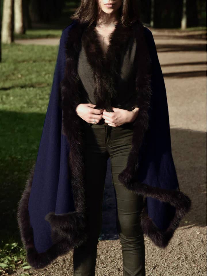 Cape en cachemire avec fourrure bleu marine pour la vente par PRATI