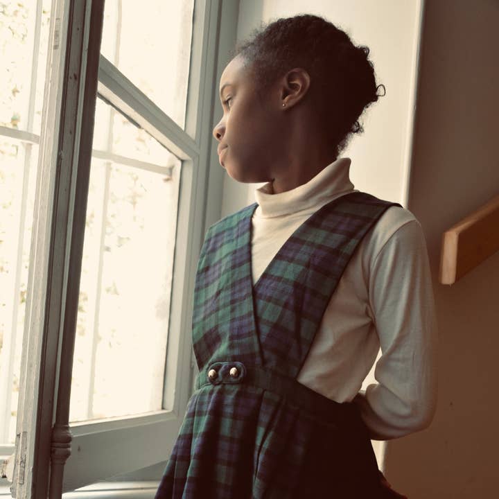 Mayeule, Jupe plissée avec bretelles, en tartan blackwatch pour la vente par Kidiwi handmade