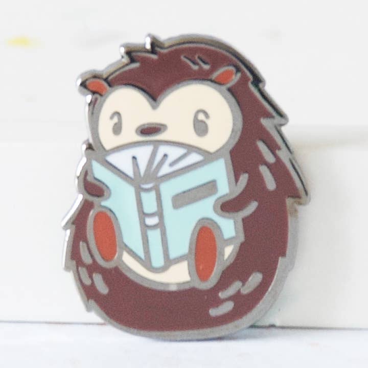 Pindsvin Læsning Emalje Pin for engroshandel hos Hop & Flop