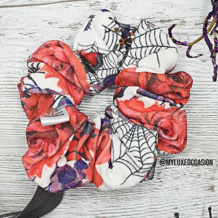 Aranhas e Rosas Scrunchie - Branco - Halloween por atacado de My Luxe Occasion