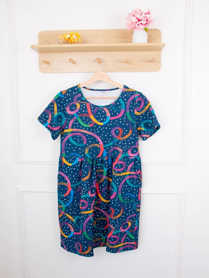 Vestido feliz para mujer en «Chalk Swirl» para venta al por mayor de Blue Kettle Designs