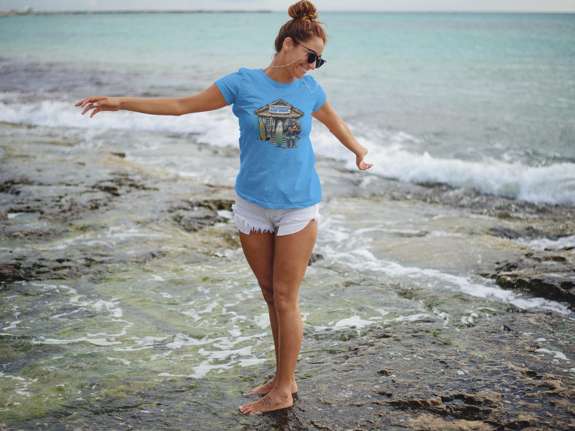 Squatchin’ Country – Großhandel T-Shirt (Grafikdruck) – Unisex – Bigfoot Surf Shack T-Shirt (blau oder gelb) anpassbar2