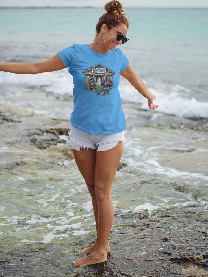 Squatchin’ Country – Großhandel T-Shirt (Grafikdruck) – Unisex – Bigfoot Surf Shack T-Shirt (blau oder gelb) anpassbar2