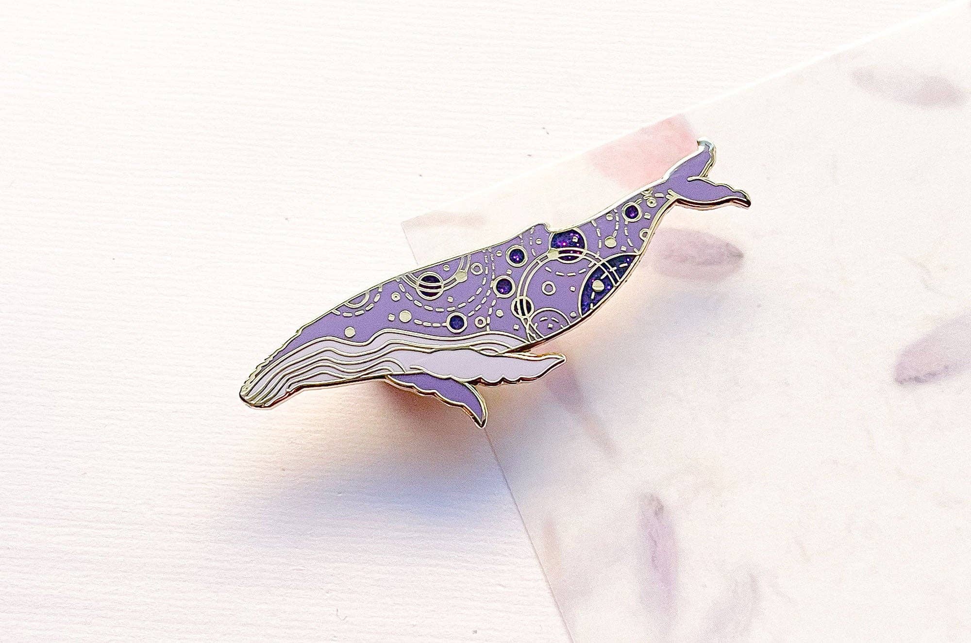 Alum and Ink - Wholesale Reversspeld/knoop - Orbitale bultrug (zeesirene) speld6