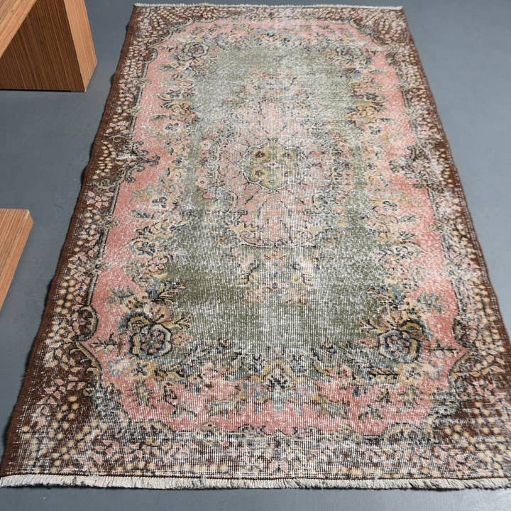 Tapis Patchwork Vintage, Tapis Fait Main Vert & Rose pour la vente par Vintage Rugs Loom