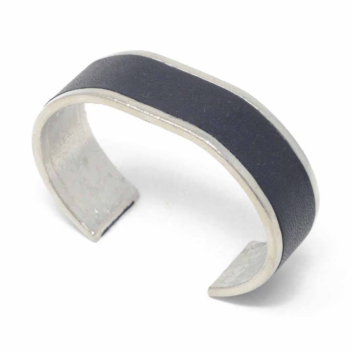 Bracciale rigido con estremità dritta da 20 mm con intarsio in pelle nero per la vendita all'ingrosso da parte di Sobo & Co Jewellery