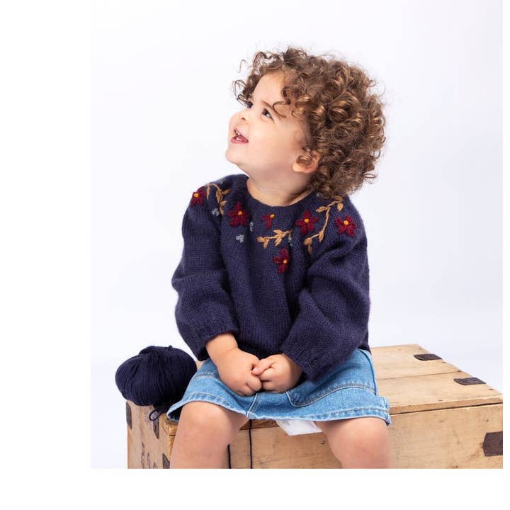 Modello Maglione Bambino Blu Marino con Ricami Floreali per la vendita all'ingrosso da parte di Mamy Factory