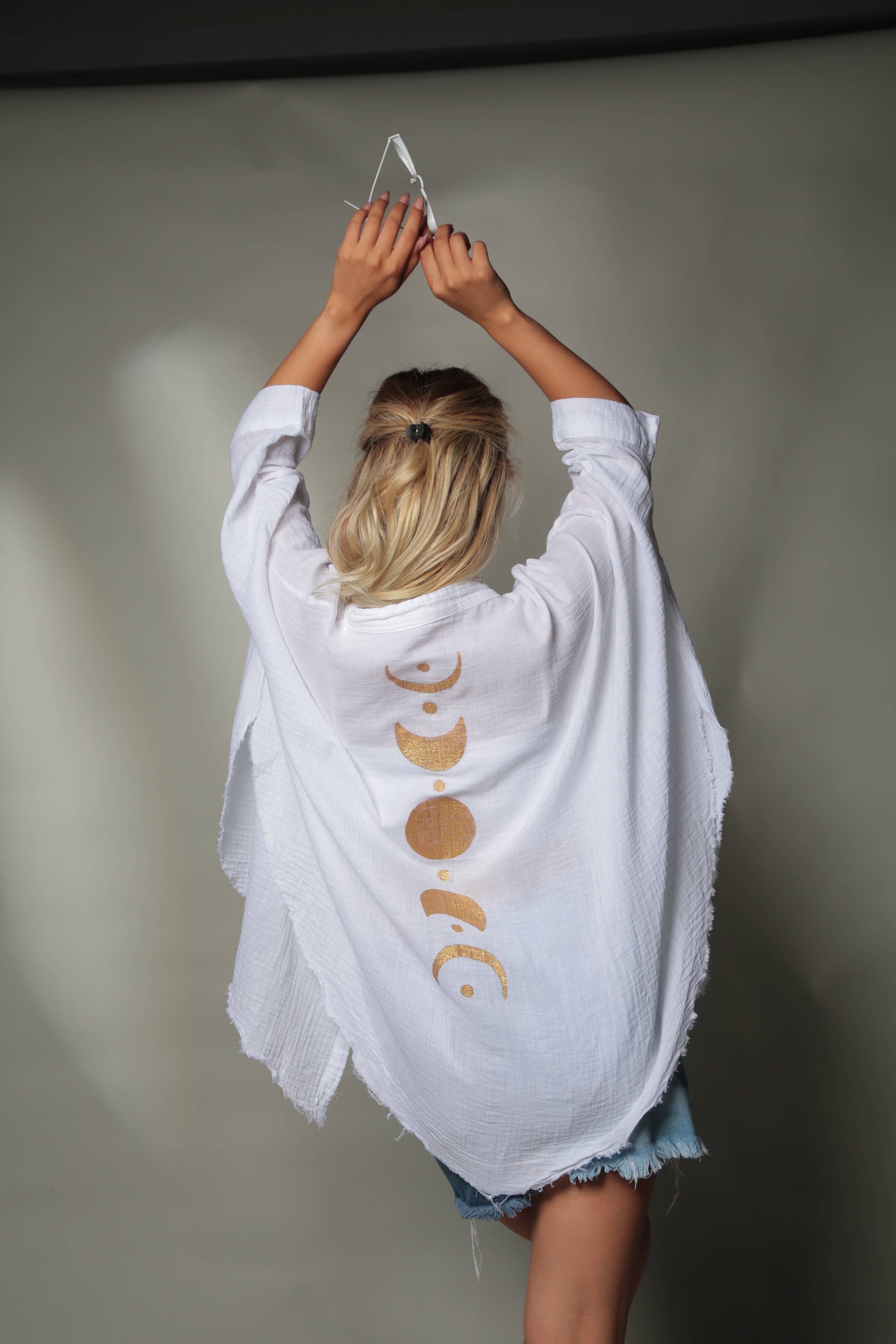 Moa - Vente Kimono – femme - Kimono en mousseline noire et or à phases lunaires, robe / poncho1