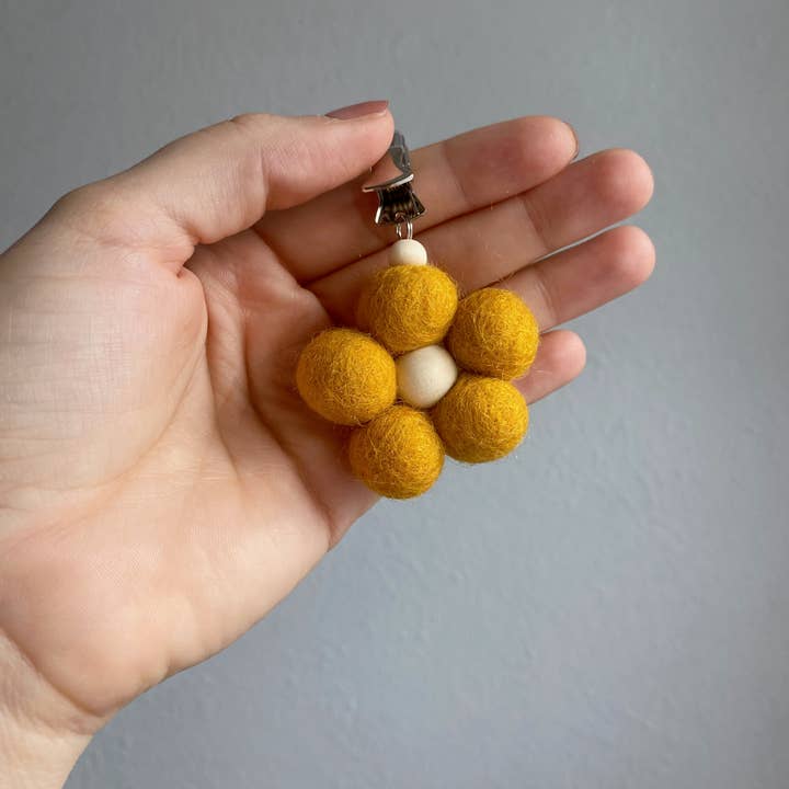 Lost Vly - Wholesale Car Freshener - Unisex - Fall Flower Clip-on Reusable Oil Diffuser1