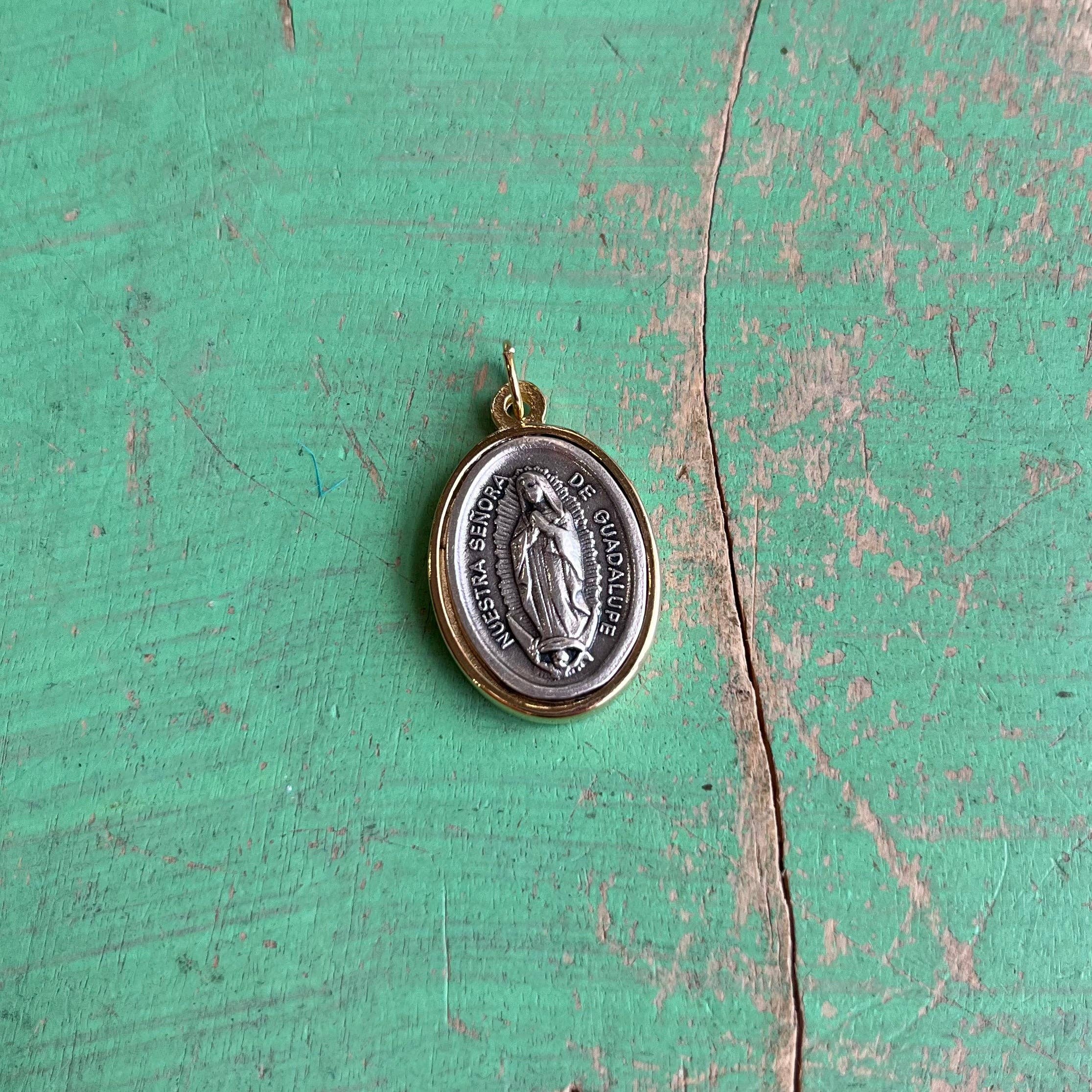 Love and Honor Jesus LLC - Wholesale Individuele bedel/hanger - Italiaanse ovale tweekleurige devotionele medailles12