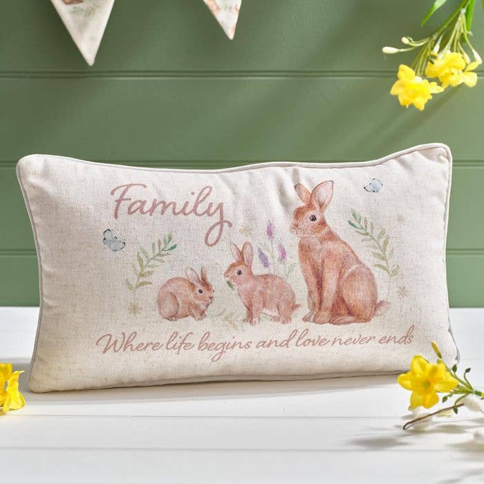 Coussin imprimé en polyester/lin mélangé avec fermeture éclair, motif lapin de la famille Meadow Fields Rectangle pour la vente par Langs