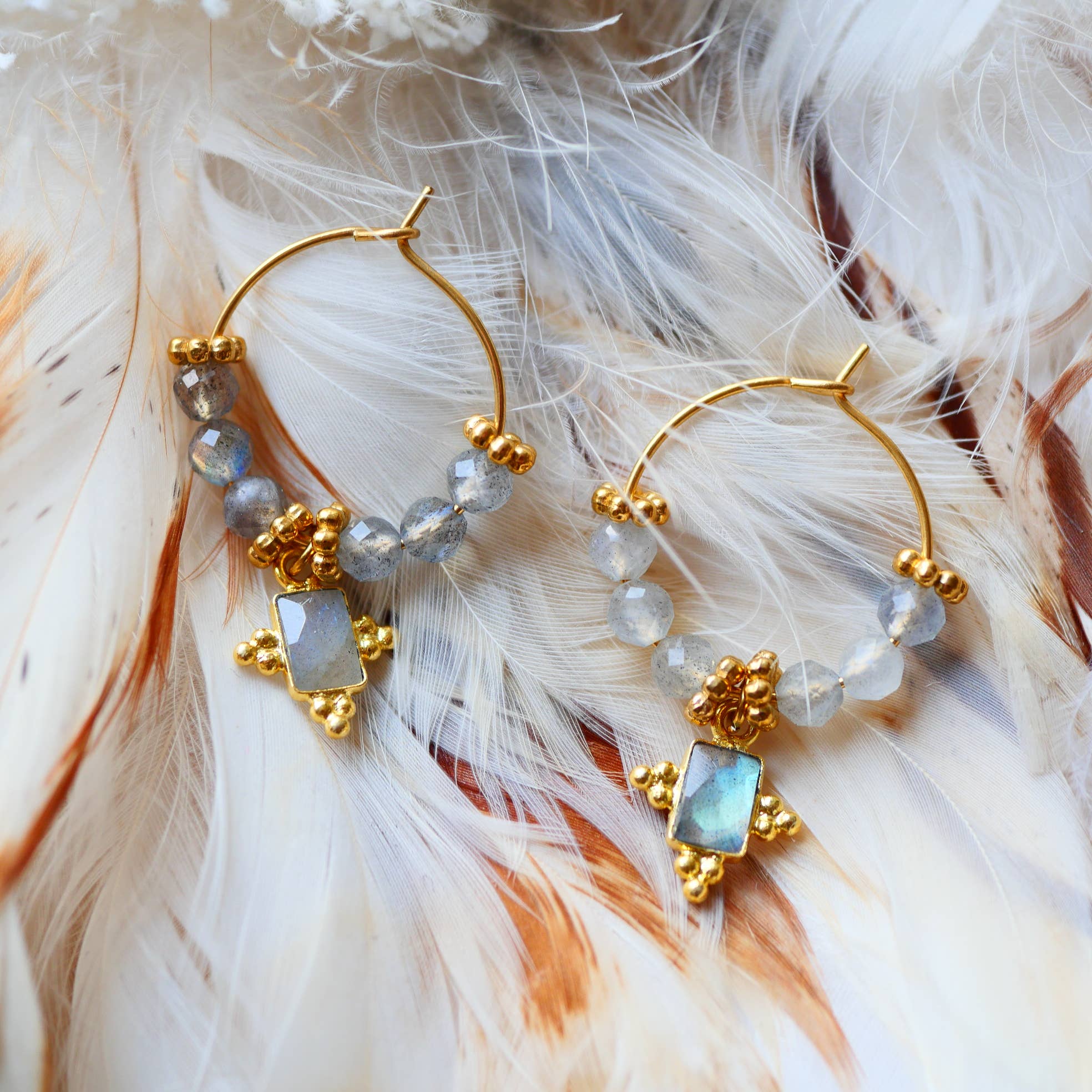 GINANDGER – Großhandel Hoops – Creolen mit Labradorit und goldenen Anhängern, 20 mm – GINANDGER