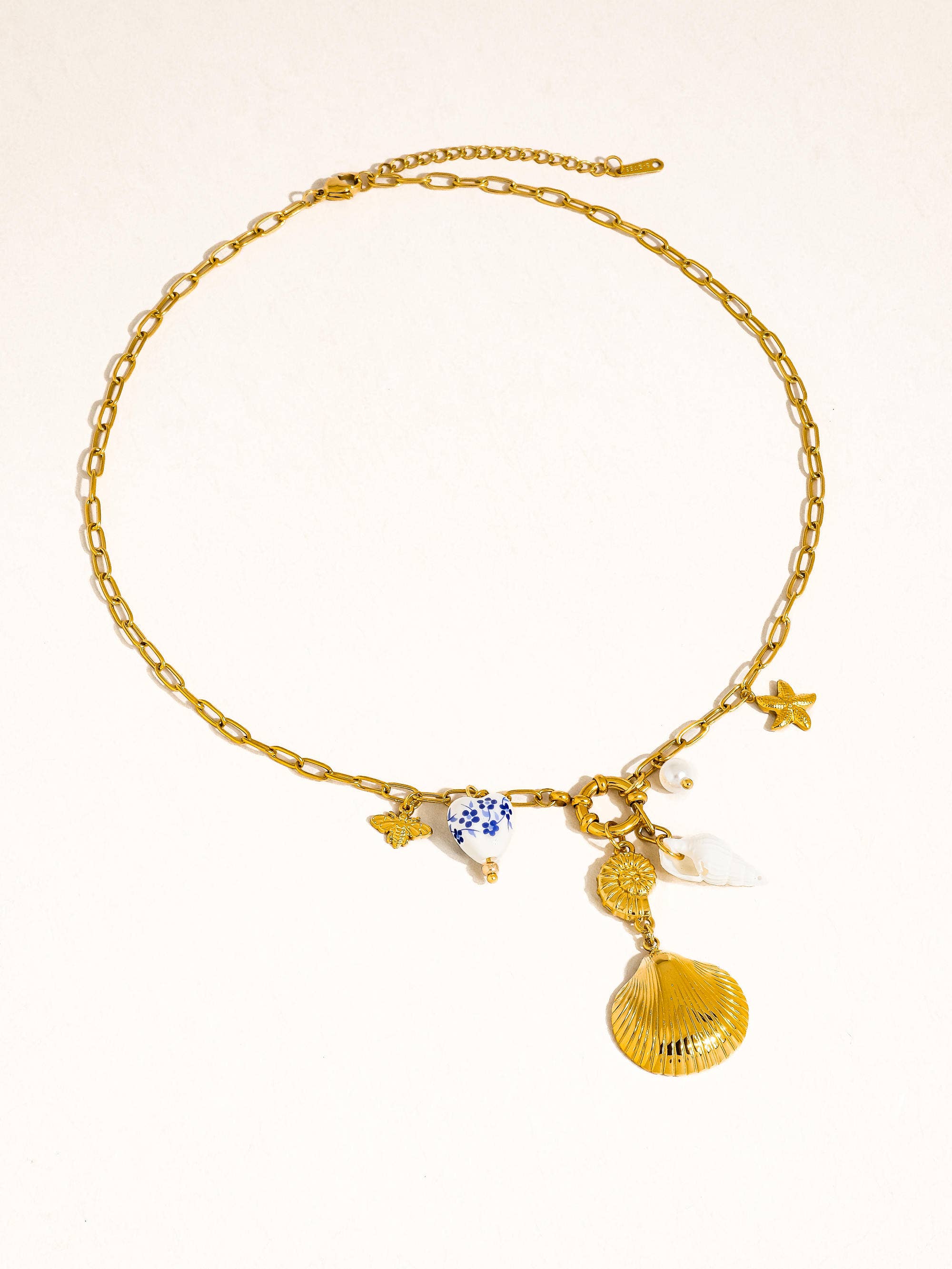 Ouro amarelo Colar com pingente de concha de cerâmica e revestimento de ouro 18K que não mancha para venda a revendedores na Faire2