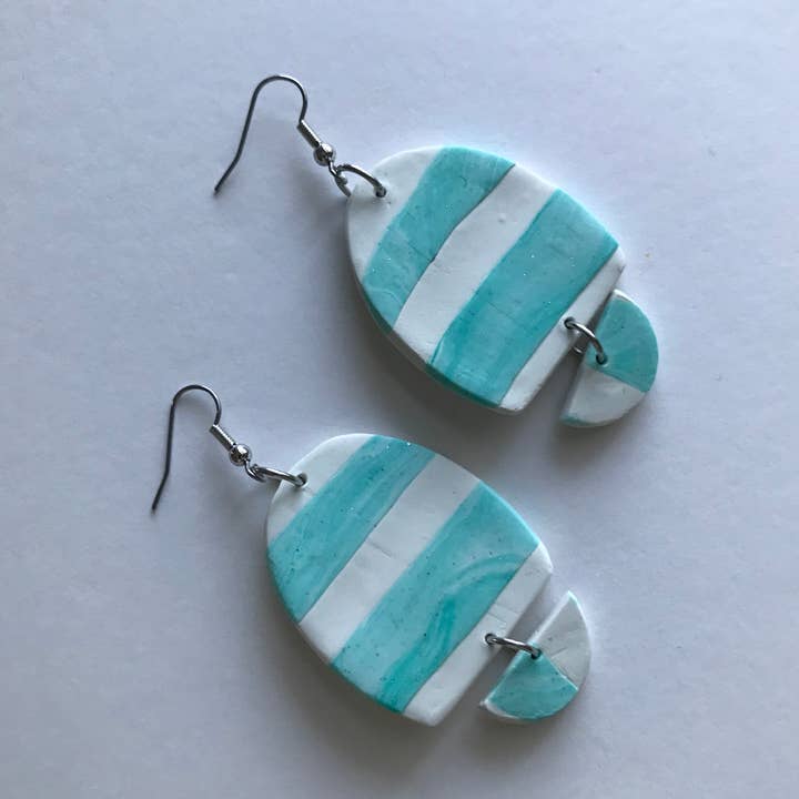 Dingle øreringe „Beach tid“ krikand hvide striber for engroshandel hos Mary Lindseth Art