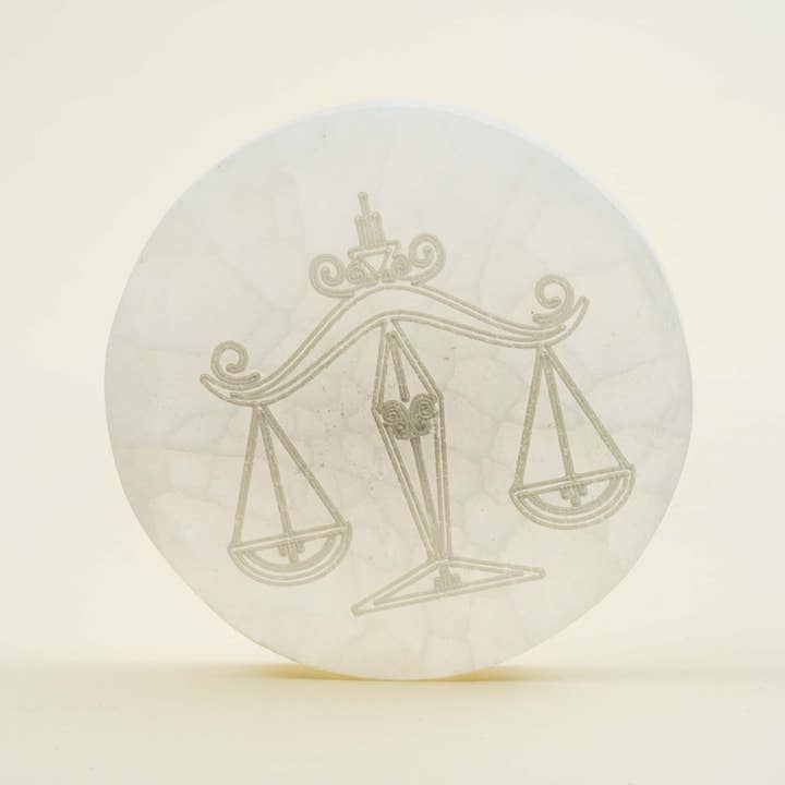 Plaque de chargement Libra Selenite pour la vente par Eat.Read.Love.Inc.