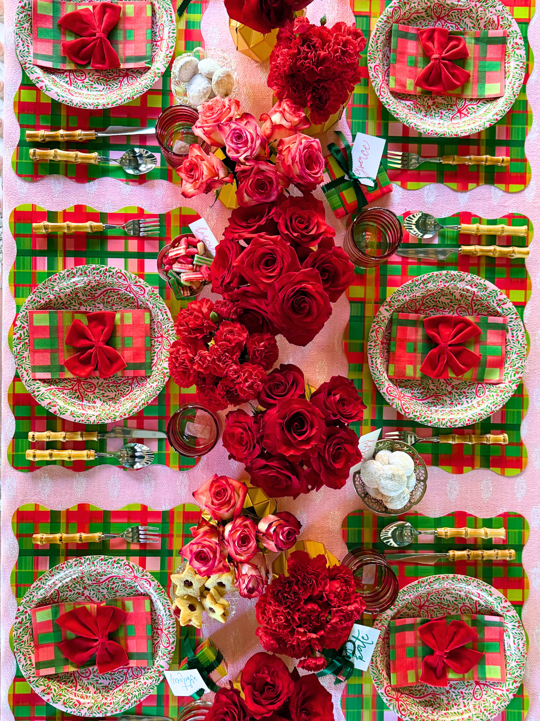 Lucy Grymes Designs – wholesale Disposable placemat – Holiday Plaid Scalloped Rectangle Paper Placemat | Set of 244