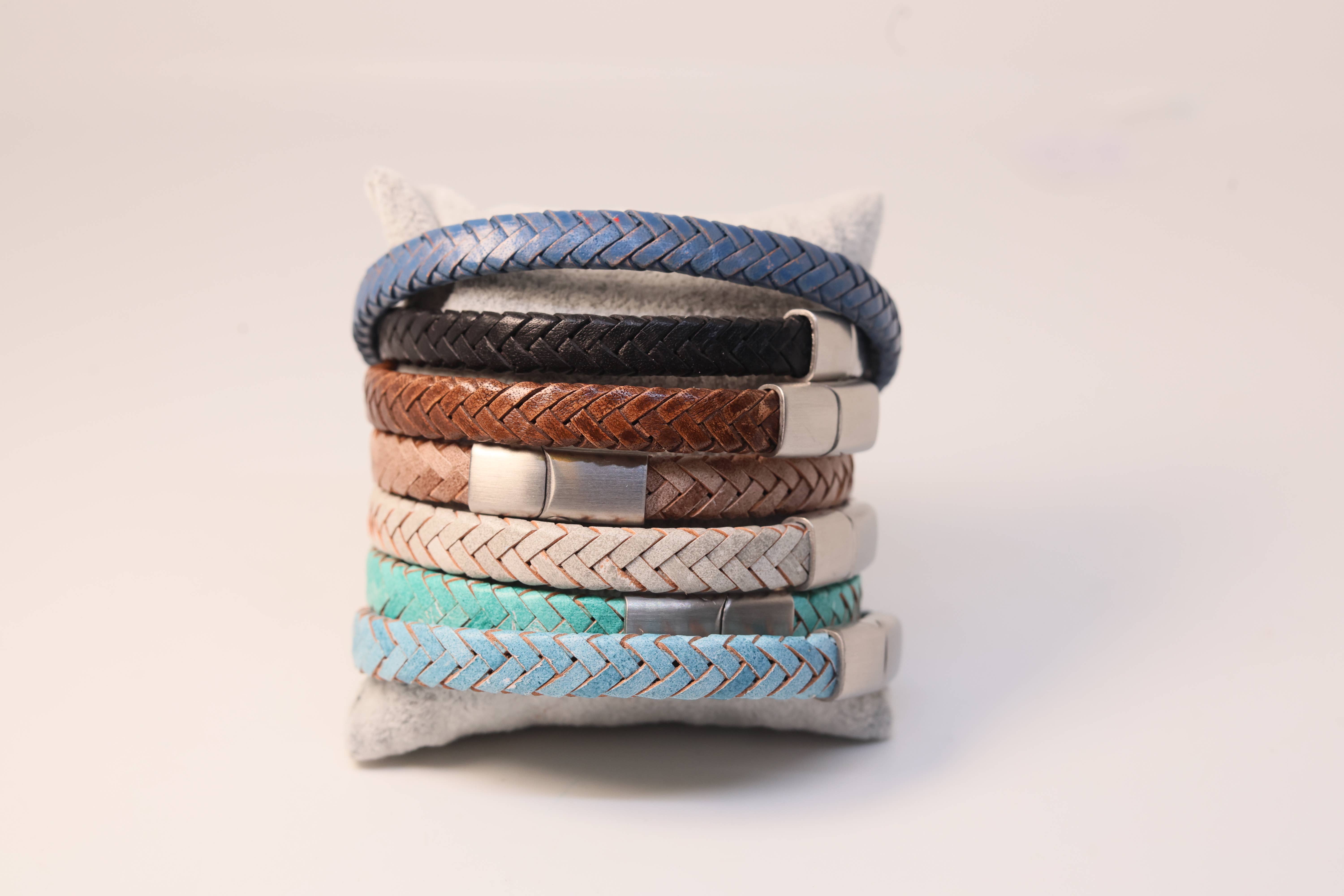 Sun Enterprises B.V. - Wholesale Woven/Braided Bracelet - Oval Braided Leather Bracelet with Silver Lock 4mm2