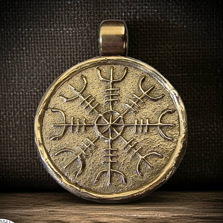 Pendentif Aegishjalmur (Heaume de la Crainte) – Sculpté à la main pour la vente par Vis a Vis Jewelry