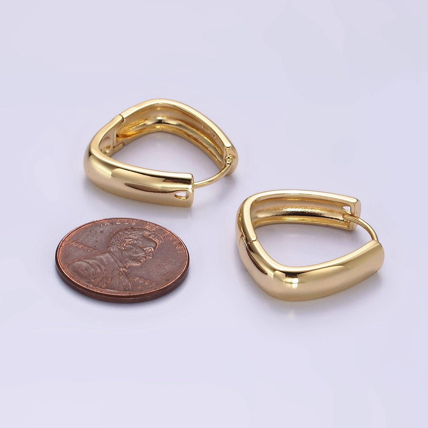 Aim Eternal - Venta al por mayor Pendientes de aro pequeños - Arete tipo huggie triangular con banda minimalista de 20 mm, chapado en oro de 14 quilates3