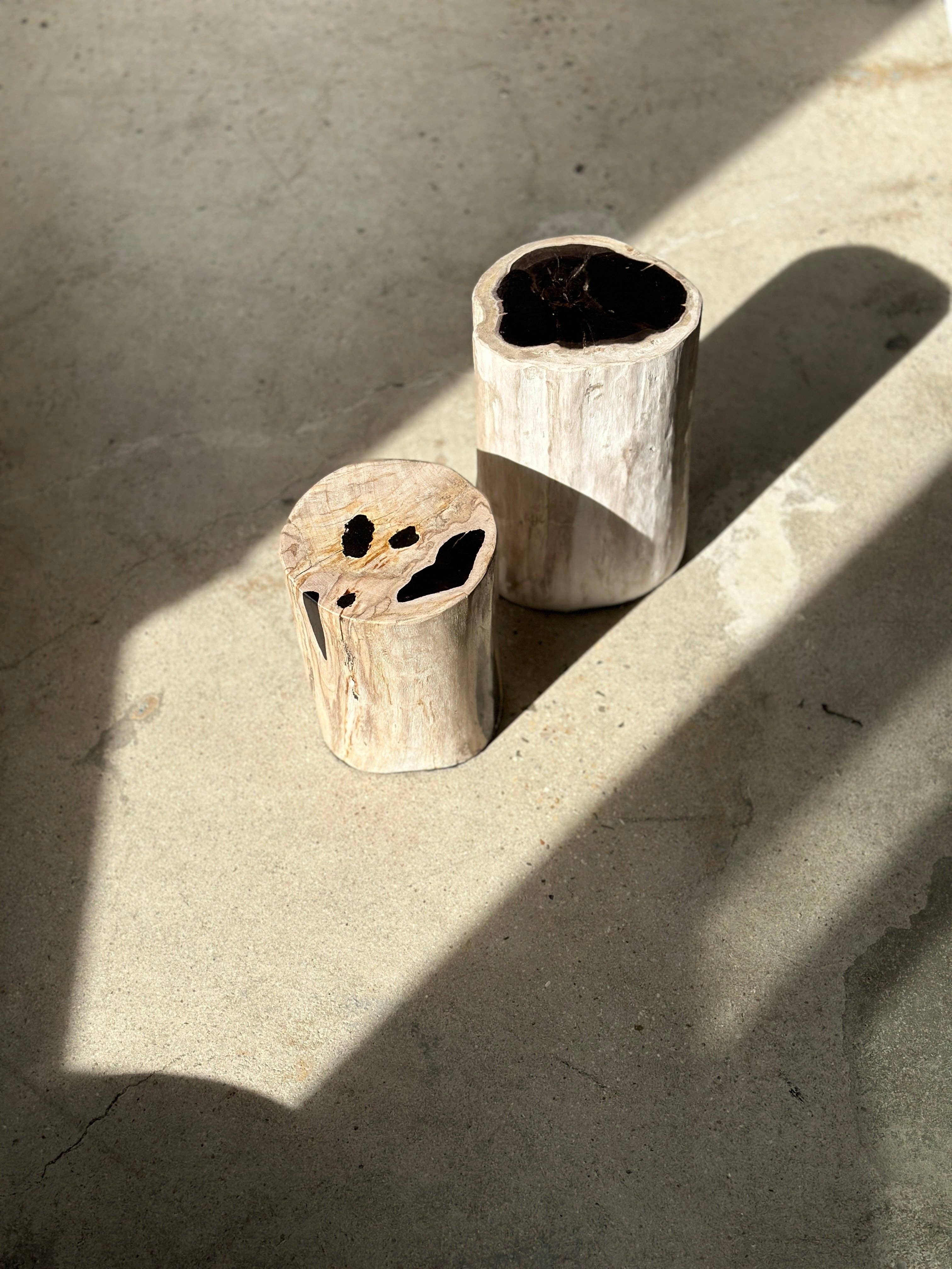 Office Objets - Wholesale Side Table - White petrified wood side table with black spots H:27.5 D:1860